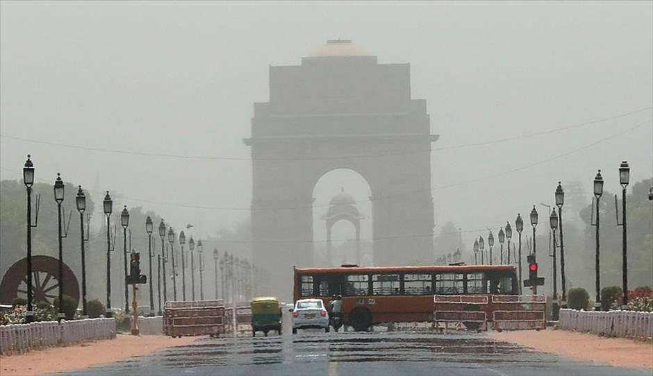 Αποπνικτική ζέστη. Οφθαλμαπάτες δημιουργεί ο καύσωνας στην Ινδία. Η θερμοκρασία στο Νέο Δελχί άγγιξε τους 48 βαθμούς κελσίου, τιμή ρεκόρ για τον Ιούνιο στην ινδική πρωτεύουσα.