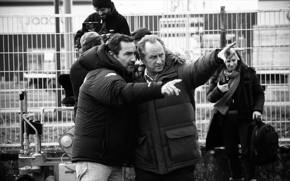 Κολύμπα ή Αλλιώς Βυθίσου. Στη γαλλική κωμωδία του Ζιλ Λελούς, η οποία απέσπασε το βραβείο κοινού στο Φεστιβάλ Γαλλόφωνου Κινηματογράφου, στο&nbsp;επίκεντρο είναι μια παρέα καταθλιπτικών σαραντάρηδων οι οποίοι βλέποντας τη ζωή τους να βρίσκεται σε αδιέξοδο, αποφασίζουν να φτιάξουν μια ομάδα… συγχρονισμένης κολύμβησης,&nbsp;με προπονήτρια μια ξεπεσμένη πρωταθλήτρια.