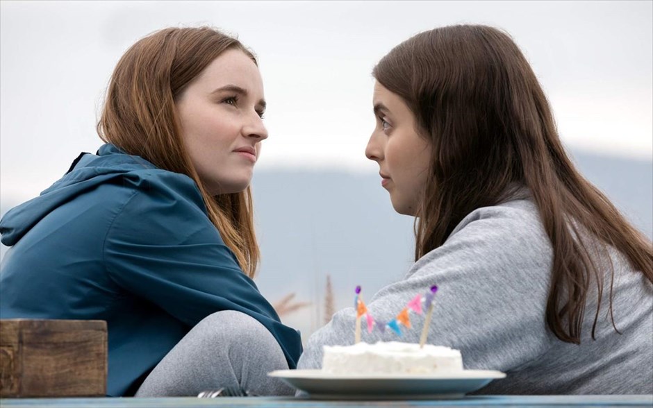 Booksmart. Στην κομεντί ενηλικίωσης της Ολίβια Γουάιλντ, με τις Κάιτλιν Ντέβερ και Μπίνι Φελντστάιν, δύο κολλητές και αριστούχες μαθήτριες, την παραμονή της αποφοίτησής&nbsp;τους συνειδητοποιούν πως έχουν χάσει πολλές ευκαιρίες να ζήσουν μοναδικές εμπειρίες, γιατί διάβαζαν ασταμάτητα. Τότε αποφασίζουν να κερδίσουν τον χαμένο χρόνο&nbsp;και να ζήσουν όλα όσα έχασαν σε ένα και μόνο περιπετειώδες βράδυ.
