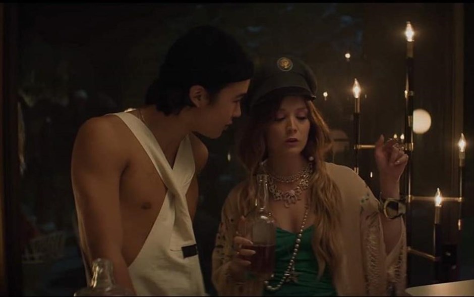 Booksmart. Στην κομεντί ενηλικίωσης της Ολίβια Γουάιλντ, με τις Κάιτλιν Ντέβερ και Μπίνι Φελντστάιν, δύο κολλητές και αριστούχες μαθήτριες, την παραμονή της αποφοίτησής&nbsp;τους συνειδητοποιούν πως έχουν χάσει πολλές ευκαιρίες να ζήσουν μοναδικές εμπειρίες, γιατί διάβαζαν ασταμάτητα. Τότε αποφασίζουν να κερδίσουν τον χαμένο χρόνο&nbsp;και να ζήσουν όλα όσα έχασαν σε ένα και μόνο περιπετειώδες βράδυ.