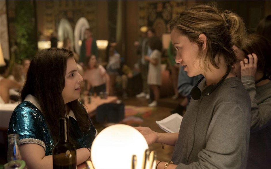 Booksmart. Στην κομεντί ενηλικίωσης της Ολίβια Γουάιλντ, με τις Κάιτλιν Ντέβερ και Μπίνι Φελντστάιν, δύο κολλητές και αριστούχες μαθήτριες, την παραμονή της αποφοίτησής&nbsp;τους συνειδητοποιούν πως έχουν χάσει πολλές ευκαιρίες να ζήσουν μοναδικές εμπειρίες, γιατί διάβαζαν ασταμάτητα. Τότε αποφασίζουν να κερδίσουν τον χαμένο χρόνο&nbsp;και να ζήσουν όλα όσα έχασαν σε ένα και μόνο περιπετειώδες βράδυ.