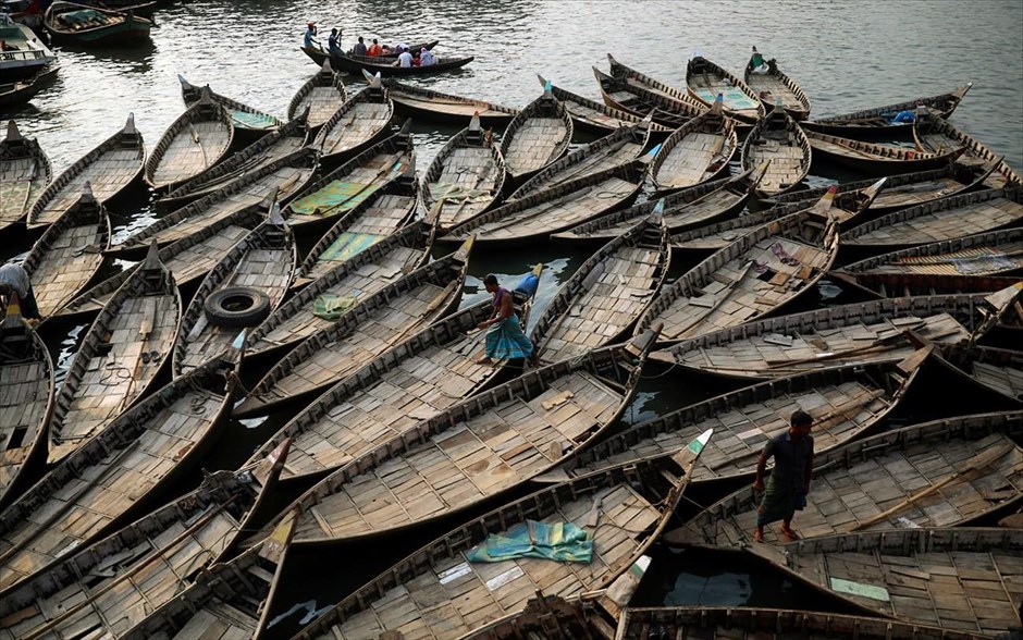 Πάρκινγκ για βάρκες. Βάρκες που χρησιμοποιούνται για την μεταφορά επιβατών στον ποταμό Buriganga, στην Ντάκα του Μπαγκλαντές, έχουν στοιβαχτεί στην όχθη του ποταμού.