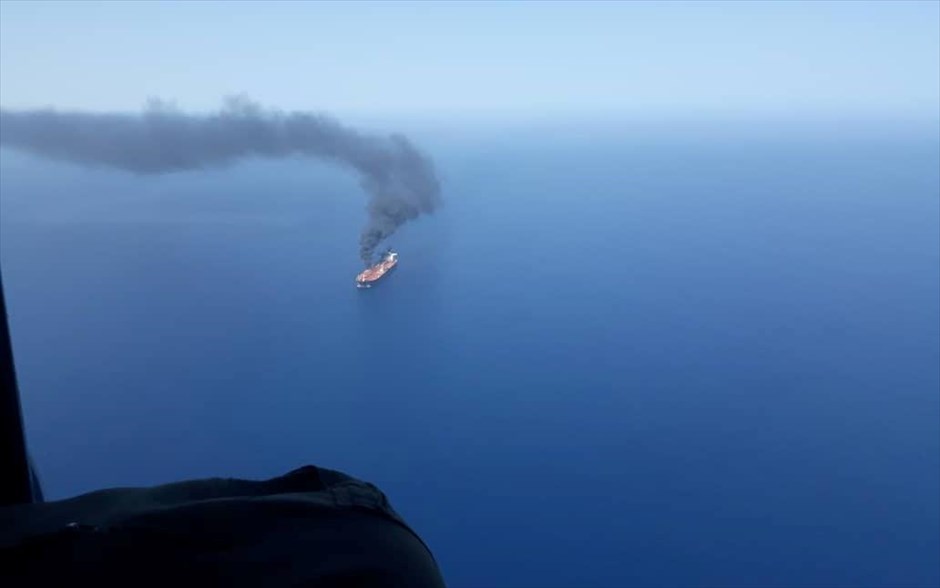 Στα «χαρακώματα» ΗΠΑ - Ιράν μετά τις επιθέσεις κατά τάνκερ στον Κόλπο του Ομάν. Ένα εκ των δύο τάνκερ που δέχτηκαν επίθεση&nbsp;διακρίνεται&nbsp;στον Κόλπο του Ομάν. Οι επιθέσεις που σημειώθηκαν την Πέμπτη κατά των δύο δεξαμενόπλοιων κλιμάκωσαν την ένταση&nbsp;στις σχέσεις των ΗΠΑ με το Ιράν&nbsp;&nbsp;προκαλώντας άλμα στις τιμές του πετρελαίου κι εγείροντας νέες ανησυχίες&nbsp;για την ασφάλεια των πλοίων που διαπλέουν τα Στενά του Χορμούζ.