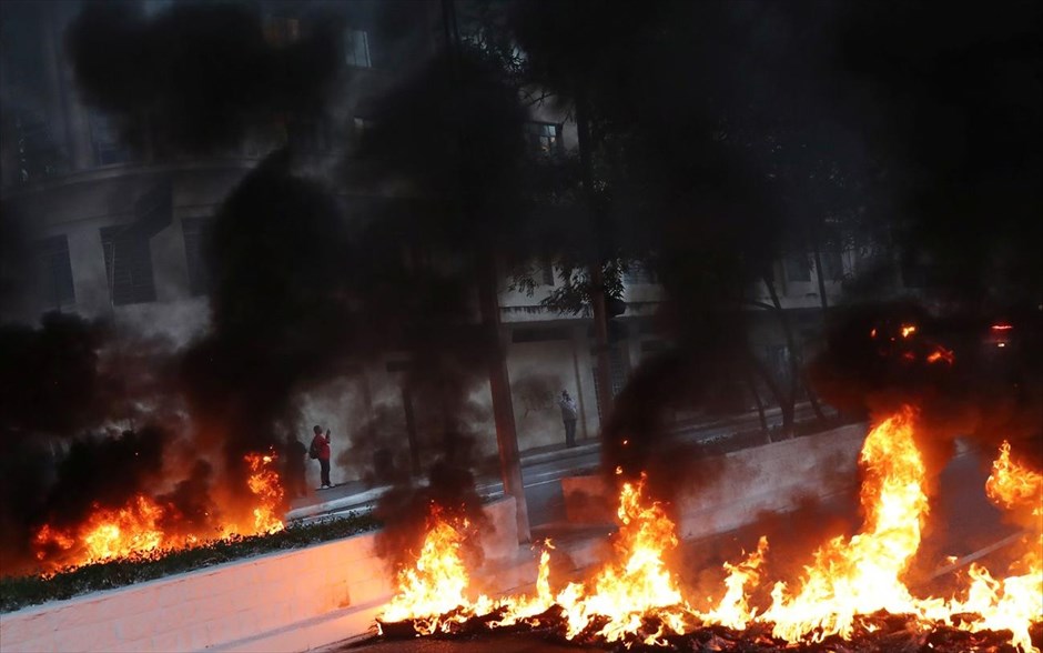 Απεργία στην Βραζιλία. Ένας άνδρας στέκεται μπροστά από λάστιχα που καίγονται εμποδίζοντας την κίνηση σε δρόμο του Σάο Πάολο, στη Βραζιλία,. Η χώρα βρίσκεται σε απεργιακό κλοιό καθώς πολίτες διαμαρτύρονται ενάντια στα σχέδια της κυβέρνησης για το ασφαλιστικό πρόγραμμα.&nbsp;