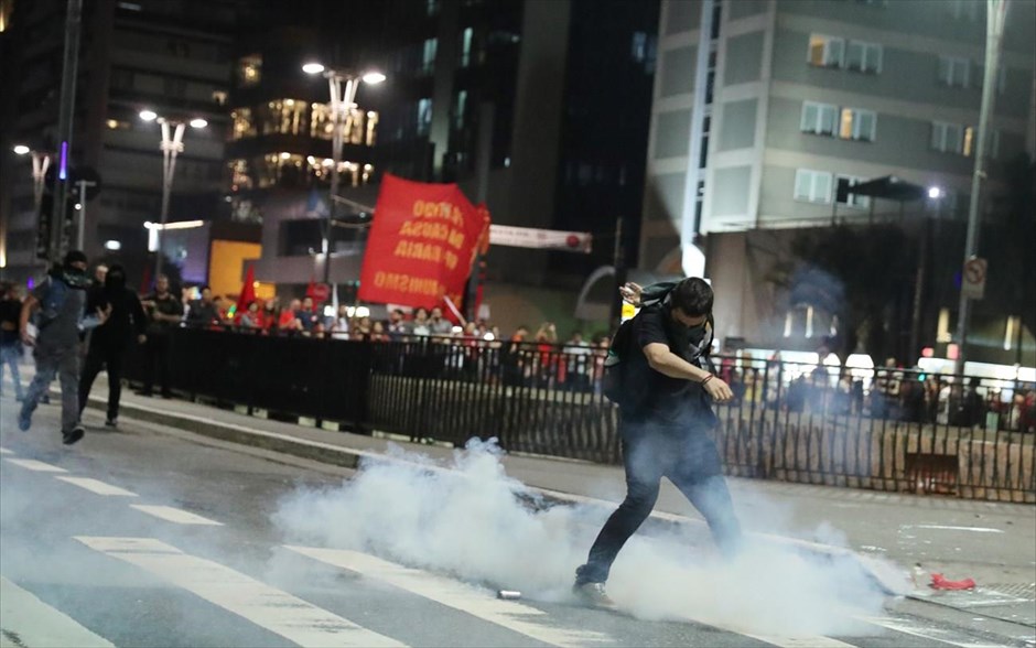 Οξύνεται η κατάσταση στην Βραζιλία. Διαδηλωτές συγκρούονται με αστυνομικούς, κατά την διάρκεια γενικής απεργίας ενάντια στις σχεδιαζόμενες περικοπές στην παιδεία και τις συντάξεις από την&nbsp;ακροδεξιά&nbsp;κυβέρνηση&nbsp;Μπολσονάρου.