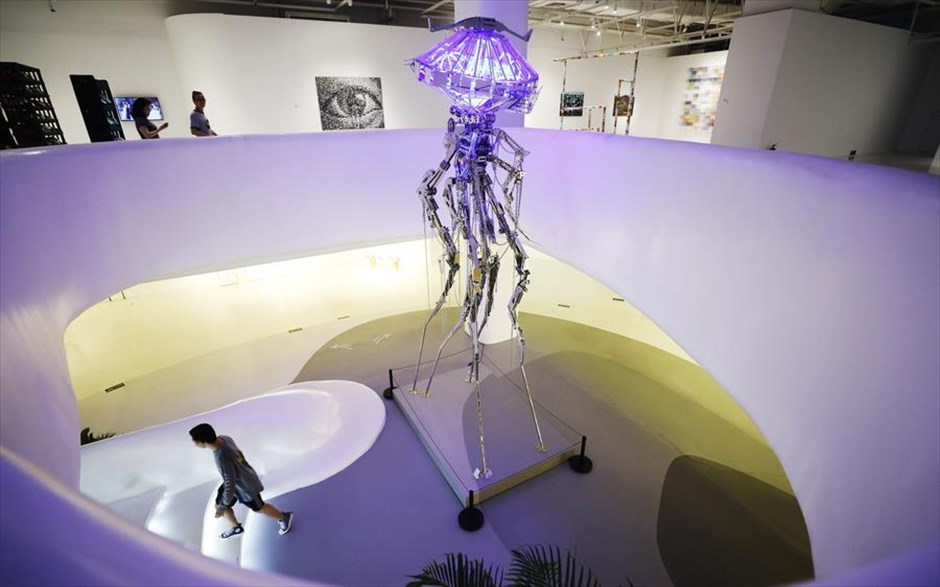 Ο «Λομπίστας», έκθεμα περιβαλλοντικής βιωσιμότητας . Το έργο του Κινέζου καλλιτέχνη Ξια Χενγκ με τίτλο «Ο Λομπίστας» εκτίθεται σε ειδικά διαμορφωμένο χώρο στο πλαίσιο της έκθεσης «Continuous Refle(a)ction» στο Πεκίνο. Η έκθεση που θα ολοκληρωθεί στις 28 Αυγούστου έχει κεντρικό θέμα την περιβαλλοντική βιωσιμότητα και περιλαμβάνει έργα 34 καλλιτεχνών από 18 χώρες. Σκοπός της καλλιτεχνών είναι να αναδείξουν την τέχνη μέσα από αντικείμενα τα οποία είναι προορισμένα να καταλήξουν στα σκουπίδια, θέλοντας να παρακινήσουν τους επισκέπτες να αναθεωρήσουν τη χρήση και τη χρησιμότητα των αντικειμένων, πριν καταλήξουν στο καλάθι των αχρήστων.