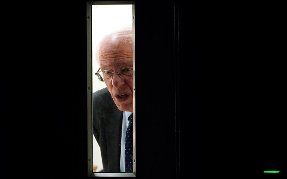 Κρυφοκοιτάγματα . Ο υποψήφιος για το χρίσμα των Δημοκρατικών Μπέρνι Σάντερς κοιτάζει μέσα από μια πόρτα προτού βγει στη σκηνή για το residential Candidate Forum στο Μαϊάμι.