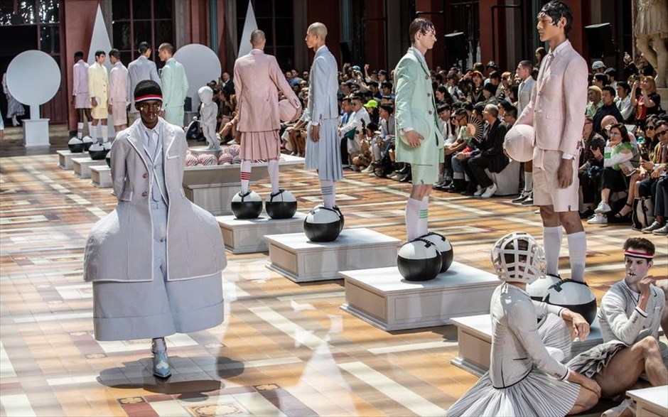 Ανδρική μόδα στο Παρίσι. Μοντέλα παρουσιάζουν τις νέες δημιουργίες για άνδρες του σχεδιαστή Τομ Μπράουν στην Εβδομάδα Μόδας του Παρισιού. 