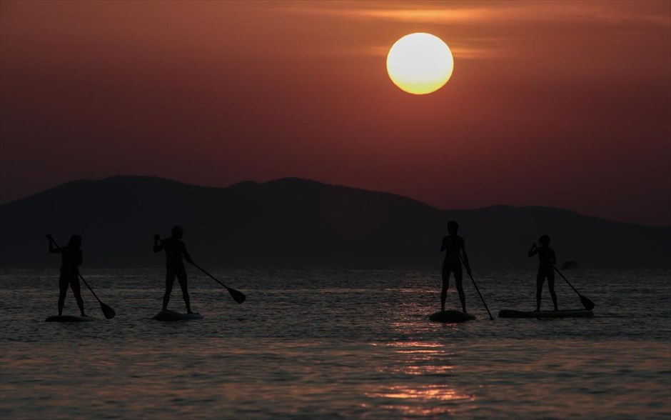 Ηλιοβασίλεμα στο Καβούρι. Στιγμιότυπο από παραλία στο Καβούρι.&nbsp;