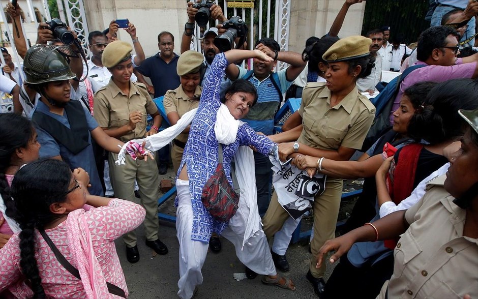 Ένταση στην Ινδία. Αστυνομικοί στην Καλκούτα συλλαμβάνουν μια γυναίκα η οποία συμμετέχει στις διαμαρτυρίες για τον θάνατο από εγκεφαλίτιδα στην ανατολική πολιτεία της Ινδίας, Μπιχάρ. 