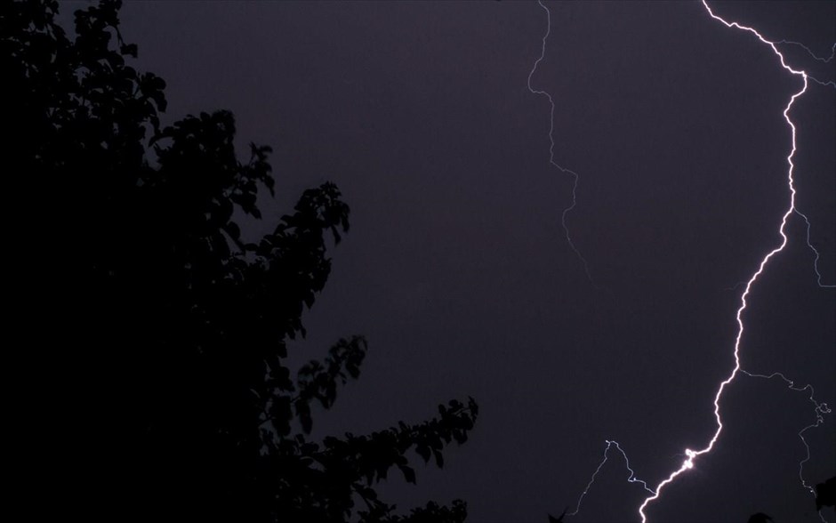 Καταιγίδα στα Τρίκαλα. Κεραυνός στον ουρανό κατά την διάρκεια νυχτερινής καταιγίδας.