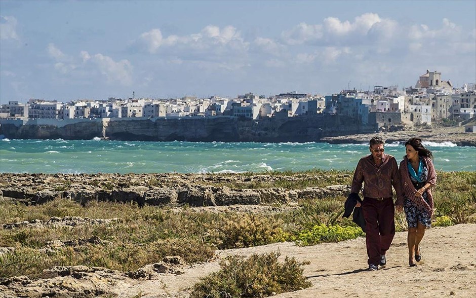 Κόλπο Γκρόσο. Στην ιταλική κωμωδία παρεξηγήσεων του Φραντζέσκο Μιτσίκε, ένας μεροκαματιάρης επιπλοποιός και μια αποτυχημένη τραγουδίστρια ζουν για καιρό ως παράνομο ζευγάρι, όμως αδυνατούν να πάρουν διαζύγιο λόγω οικονομικών δυσχερειών. Όταν εκείνος πιστέψει το ψέμα των φίλων του πως έχει κερδίσει το λαχείο, αποφασίζει να χωρίσει και να μετακομίσει με τη γυναίκα που αγαπά και την οικογένειά της στο νότο. Όταν συνειδητοποιήσει το λάθος του, όμως, θα είναι πλέον αργά.