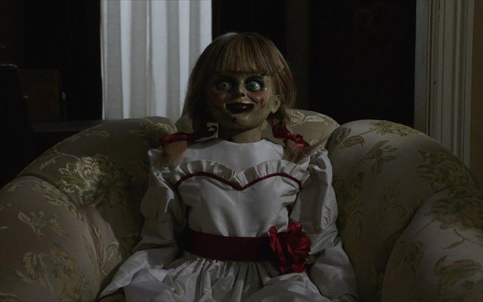 Annabelle Comes Home. Στην ταινία τρόμου του Γκάρι Ντάουμπερμαν, οι δαιμονολόγοι Εντ (Πάτρικ Γουίλσον) και Λορέν Γουόρεν (Βέρα Φαρμίγκα) κλειδώνουν τη δαιμονική κούκλα στο δωμάτιο με τα καταραμένα αντικείμενα, την τοποθετούν «με ασφάλεια»&nbsp;σε μία προθήκη και ζητούν την ευλογία ενός ιερέα. Όμως, έναν χρόνο αργότερα, μία δαιμονική νύχτα τρόμου παραμονεύει, όταν η δεκάχρονη κόρη τους, Τζούντι, και οι φίλες της επισκέπτονται το δωμάτιο,&nbsp;ξυπνάνε την Annabelle και όλα τα κακά πνεύματα που κατοικούν εκεί.