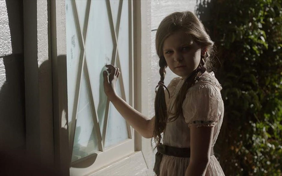 Annabelle Comes Home. Στην ταινία τρόμου του Γκάρι Ντάουμπερμαν, οι δαιμονολόγοι Εντ (Πάτρικ Γουίλσον) και Λορέν Γουόρεν (Βέρα Φαρμίγκα) κλειδώνουν τη δαιμονική κούκλα στο δωμάτιο με τα καταραμένα αντικείμενα, την τοποθετούν «με ασφάλεια»&nbsp;σε μία προθήκη και ζητούν την ευλογία ενός ιερέα. Όμως, έναν χρόνο αργότερα, μία δαιμονική νύχτα τρόμου παραμονεύει, όταν η δεκάχρονη κόρη τους, Τζούντι, και οι φίλες της επισκέπτονται το δωμάτιο,&nbsp;ξυπνάνε την Annabelle και όλα τα κακά πνεύματα που κατοικούν εκεί.
