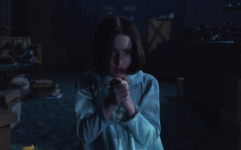 Annabelle Comes Home. Στην ταινία τρόμου του Γκάρι Ντάουμπερμαν, οι δαιμονολόγοι Εντ (Πάτρικ Γουίλσον) και Λορέν Γουόρεν (Βέρα Φαρμίγκα) κλειδώνουν τη δαιμονική κούκλα στο δωμάτιο με τα καταραμένα αντικείμενα, την τοποθετούν «με ασφάλεια»&nbsp;σε μία προθήκη και ζητούν την ευλογία ενός ιερέα. Όμως, έναν χρόνο αργότερα, μία δαιμονική νύχτα τρόμου παραμονεύει, όταν η δεκάχρονη κόρη τους, Τζούντι, και οι φίλες της επισκέπτονται το δωμάτιο,&nbsp;ξυπνάνε την Annabelle και όλα τα κακά πνεύματα που κατοικούν εκεί.