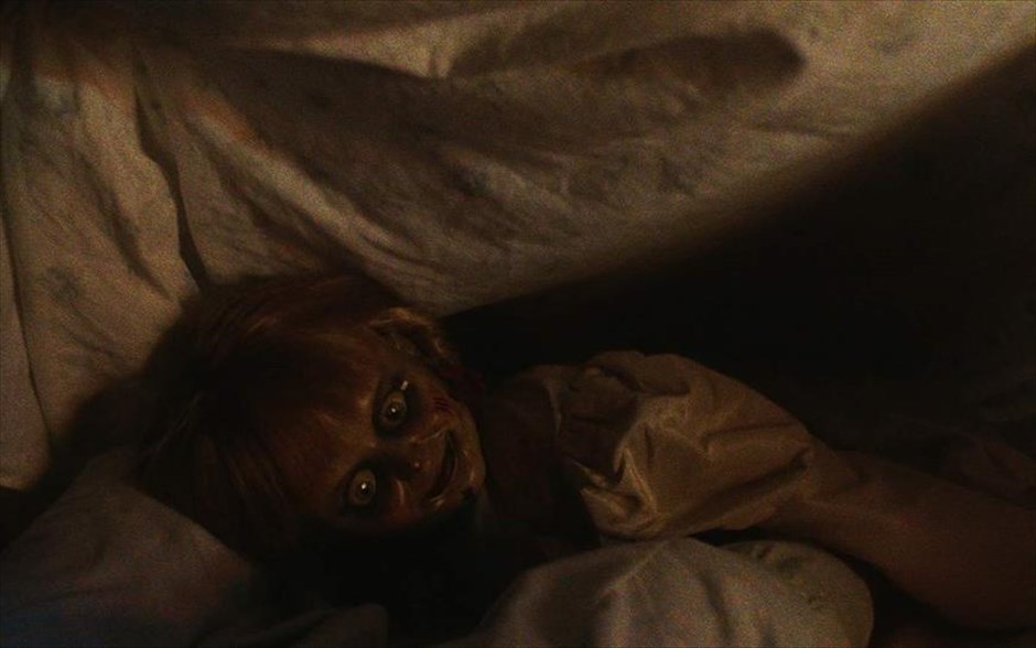 Annabelle Comes Home. Στην ταινία τρόμου του Γκάρι Ντάουμπερμαν, οι δαιμονολόγοι Εντ (Πάτρικ Γουίλσον) και Λορέν Γουόρεν (Βέρα Φαρμίγκα) κλειδώνουν τη δαιμονική κούκλα στο δωμάτιο με τα καταραμένα αντικείμενα, την τοποθετούν «με ασφάλεια»&nbsp;σε μία προθήκη και ζητούν την ευλογία ενός ιερέα. Όμως, έναν χρόνο αργότερα, μία δαιμονική νύχτα τρόμου παραμονεύει, όταν η δεκάχρονη κόρη τους, Τζούντι, και οι φίλες της επισκέπτονται το δωμάτιο,&nbsp;ξυπνάνε την Annabelle και όλα τα κακά πνεύματα που κατοικούν εκεί.