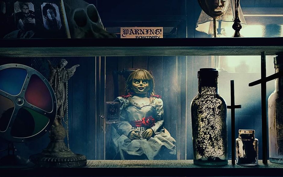 Annabelle Comes Home. Στην ταινία τρόμου του Γκάρι Ντάουμπερμαν, οι δαιμονολόγοι Εντ (Πάτρικ Γουίλσον) και Λορέν Γουόρεν (Βέρα Φαρμίγκα) κλειδώνουν τη δαιμονική κούκλα στο δωμάτιο με τα καταραμένα αντικείμενα, την τοποθετούν «με ασφάλεια»&nbsp;σε μία προθήκη και ζητούν την ευλογία ενός ιερέα. Όμως, έναν χρόνο αργότερα, μία δαιμονική νύχτα τρόμου παραμονεύει, όταν η δεκάχρονη κόρη τους, Τζούντι, και οι φίλες της επισκέπτονται το δωμάτιο,&nbsp;ξυπνάνε την Annabelle και όλα τα κακά πνεύματα που κατοικούν εκεί.