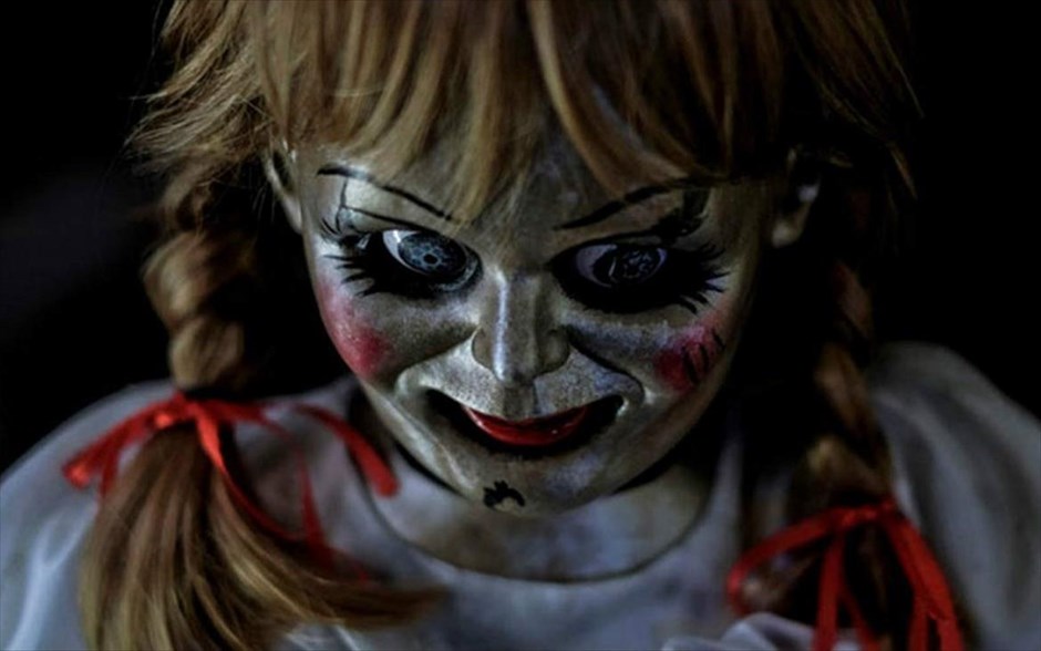 Annabelle Comes Home. Στην ταινία τρόμου του Γκάρι Ντάουμπερμαν, οι δαιμονολόγοι Εντ (Πάτρικ Γουίλσον) και Λορέν Γουόρεν (Βέρα Φαρμίγκα) κλειδώνουν τη δαιμονική κούκλα στο δωμάτιο με τα καταραμένα αντικείμενα, την τοποθετούν «με ασφάλεια»&nbsp;σε μία προθήκη και ζητούν την ευλογία ενός ιερέα. Όμως, έναν χρόνο αργότερα, μία δαιμονική νύχτα τρόμου παραμονεύει, όταν η δεκάχρονη κόρη τους, Τζούντι, και οι φίλες της επισκέπτονται το δωμάτιο,&nbsp;ξυπνάνε την Annabelle και όλα τα κακά πνεύματα που κατοικούν εκεί.