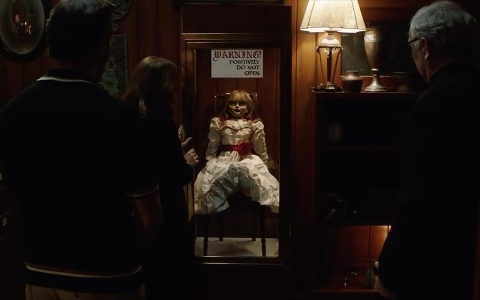 Annabelle Comes Home. Στην ταινία τρόμου του Γκάρι Ντάουμπερμαν, οι δαιμονολόγοι Εντ (Πάτρικ Γουίλσον) και Λορέν Γουόρεν (Βέρα Φαρμίγκα) κλειδώνουν τη δαιμονική κούκλα στο δωμάτιο με τα καταραμένα αντικείμενα, την τοποθετούν «με ασφάλεια»&nbsp;σε μία προθήκη και ζητούν την ευλογία ενός ιερέα. Όμως, έναν χρόνο αργότερα, μία δαιμονική νύχτα τρόμου παραμονεύει, όταν η δεκάχρονη κόρη τους, Τζούντι, και οι φίλες της επισκέπτονται το δωμάτιο,&nbsp;ξυπνάνε την Annabelle και όλα τα κακά πνεύματα που κατοικούν εκεί.