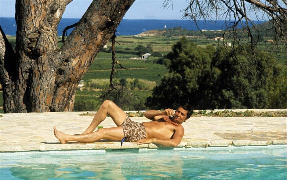 Η Πισίνα. Στο ατμοσφαιρικό θρίλερ του Ζακ Ντερέ &nbsp;με τους Αλέν Ντελόν, Ρομί Σνάιντερ, Μορίς Ρονέ και Τζέιν Μπίρκιν, η ισορροπία ενός&nbsp;ζευγαριού που απολαμβάνει ήρεμη ζωή ενώ βρίσκεται σε διακοπές στο εξοχικό του, απειλείται όταν εμφανίζονται ο πρώην εραστής της γυναίκας μαζί με τη νεαρή του κόρη,&nbsp;και ταράζουν την ατμόσφαιρα του σπιτιού.