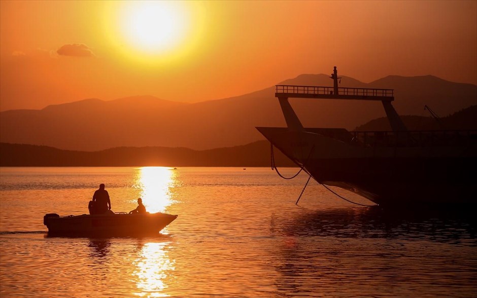 Στην Αιδηψό. Ειδυλλιακό ηλιοβασίλεμα στα Λουτρά της Αιδηψού.