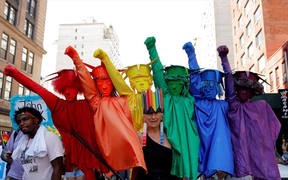 50 χρόνια από το Stonewall. Ακτιβιστές παρελαύνουν στην Νέα Υόρκη, με αφορμή το Φεστιβάλ Υπερηφάνειας και την 50η επέτειο από την Εξέγερση του Στόουνγουολ στο Γκρίνουιτς Βίλατζ.