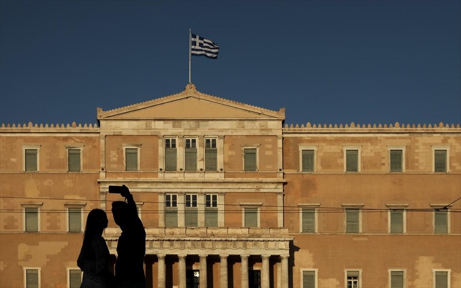 Σέλφι στο Σύνταγμα. Ένα ζευγάρι φωτογραφίζεται με φόντο το κτήριο της Βουλής των Ελλήνων, στο Σύνταγμα.&nbsp;