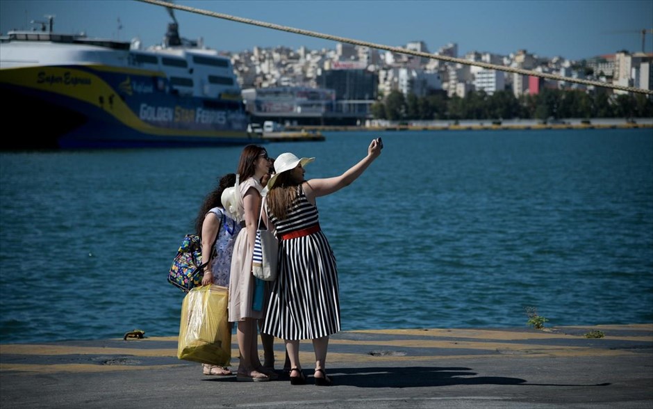 Σέλφι στο λιμάνι. Δεμένα είναι&nbsp;τα πλοία στα λιμάνια λόγω της απεργίας που έχει εξαγγείλει η ΠΝΟ. Η θερμοκρασία αυξάνεται και αναμένεται να φτάσει τους 40 βαθμούς.