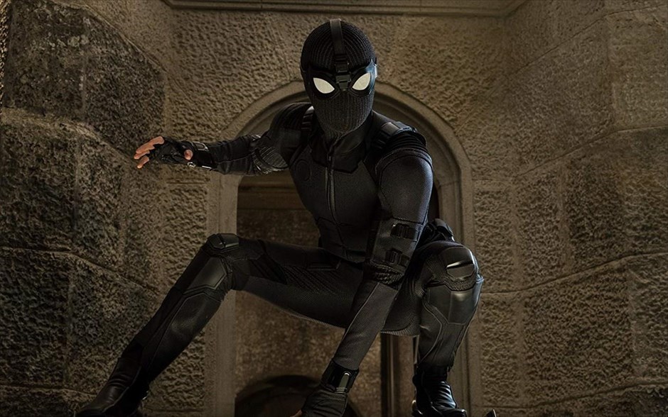 Spider-Man: Μακριά από τον Τόπο του. Ο Spider-Man επιστρέφει στην ταινία του Τζο Βατς που συνεχίζει και ολοκληρώνει την τρίτη φάση του κινηματογραφικού σύμπαντος της Marvel.&nbsp; Μετά τα γεγονότα των τελευταίων «Εκδικητών»,&nbsp;ο Πίτερ Πάρκερ προσπαθεί να ισορροπήσει ψυχολογικά ενώ ετοιμάζεται για σχολική εκδρομή στη Βενετία. Εκεί, είναι αποφασισμένος να κερδίσει την κοπέλα των ονείρων του.