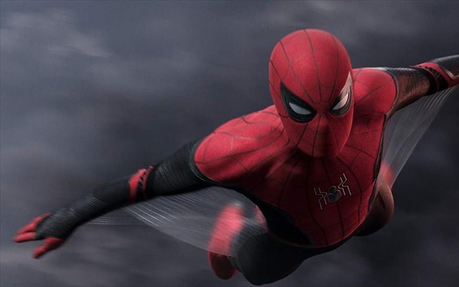 Spider-Man: Μακριά από τον Τόπο του. Ο Spider-Man επιστρέφει στην ταινία του Τζο Βατς που συνεχίζει και ολοκληρώνει την τρίτη φάση του κινηματογραφικού σύμπαντος της Marvel.&nbsp; Μετά τα γεγονότα των τελευταίων «Εκδικητών»,&nbsp;ο Πίτερ Πάρκερ προσπαθεί να ισορροπήσει ψυχολογικά ενώ ετοιμάζεται για σχολική εκδρομή στη Βενετία. Εκεί, είναι αποφασισμένος να κερδίσει την κοπέλα των ονείρων του.