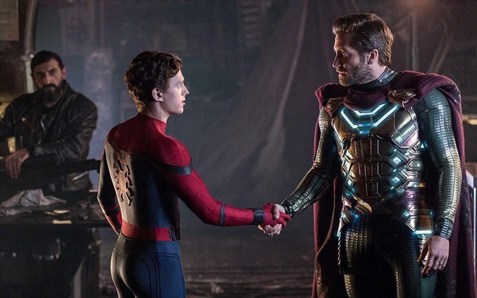 Spider-Man: Μακριά από τον Τόπο του. Ο Spider-Man επιστρέφει στην ταινία του Τζο Βατς που συνεχίζει και ολοκληρώνει την τρίτη φάση του κινηματογραφικού σύμπαντος της Marvel.&nbsp; Μετά τα γεγονότα των τελευταίων «Εκδικητών»,&nbsp;ο Πίτερ Πάρκερ προσπαθεί να ισορροπήσει ψυχολογικά ενώ ετοιμάζεται για σχολική εκδρομή στη Βενετία. Εκεί, είναι αποφασισμένος να κερδίσει την κοπέλα των ονείρων του.