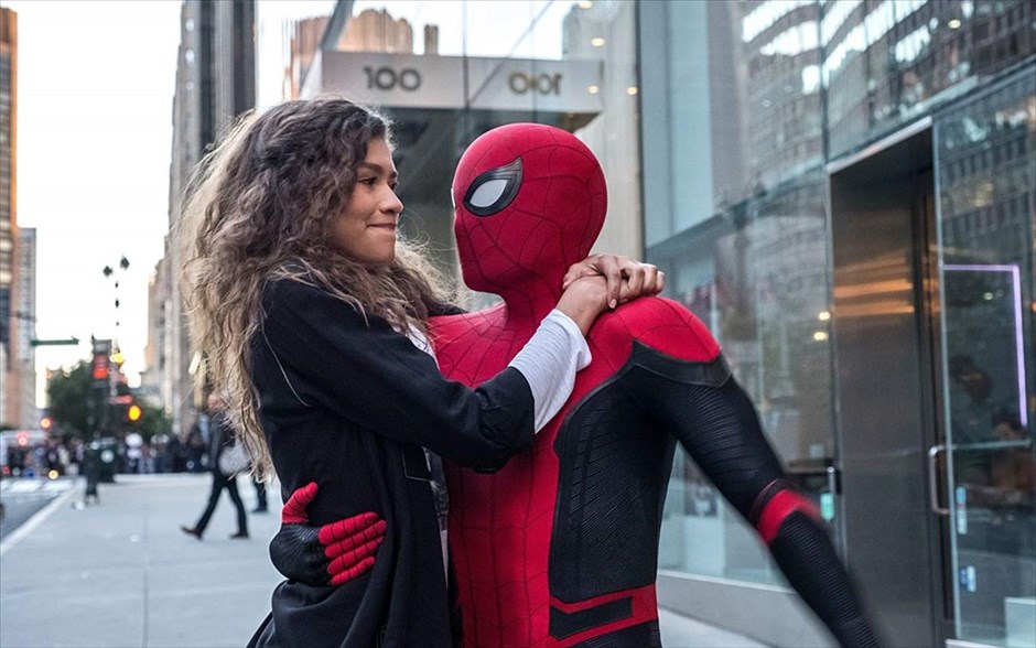 Spider-Man: Μακριά από τον Τόπο του. Ο Spider-Man επιστρέφει στην ταινία του Τζο Βατς που συνεχίζει και ολοκληρώνει την τρίτη φάση του κινηματογραφικού σύμπαντος της Marvel.&nbsp; Μετά τα γεγονότα των τελευταίων «Εκδικητών»,&nbsp;ο Πίτερ Πάρκερ προσπαθεί να ισορροπήσει ψυχολογικά ενώ ετοιμάζεται για σχολική εκδρομή στη Βενετία. Εκεί, είναι αποφασισμένος να κερδίσει την κοπέλα των ονείρων του.