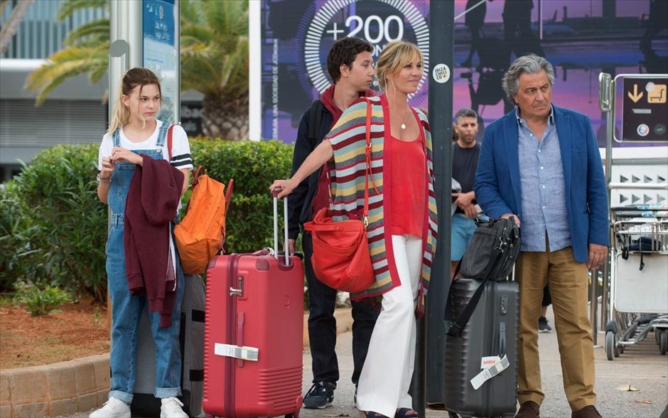Διακοπές στην Ίμπιζα. Στη γαλλική κωμωδία του Αρνό Λεμόρτ, ο Κριστιάν Κλαβιέ αναστατώνει την Ίμπιζα. Σε μια προσπάθεια να κερδίσει τη συμπάθεια των παιδιών της γυναίκας που αγαπάει,&nbsp;ένας διαζευγμένος άντρας κάνει συμφωνία με τον μεγαλύτερο εξ αυτών, με έπαθλο την επιλογή του μέρους όπου θα πάνε οικογενειακές διακοπές, εάν γράψει καλά στις εξετάσεις.