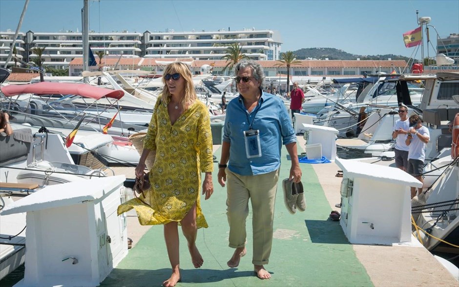 Διακοπές στην Ίμπιζα. Στη γαλλική κωμωδία του Αρνό Λεμόρτ, ο Κριστιάν Κλαβιέ αναστατώνει την Ίμπιζα. Σε μια προσπάθεια να κερδίσει τη συμπάθεια των παιδιών της γυναίκας που αγαπάει,&nbsp;ένας διαζευγμένος άντρας κάνει συμφωνία με τον μεγαλύτερο εξ αυτών, με έπαθλο την επιλογή του μέρους όπου θα πάνε οικογενειακές διακοπές, εάν γράψει καλά στις εξετάσεις.