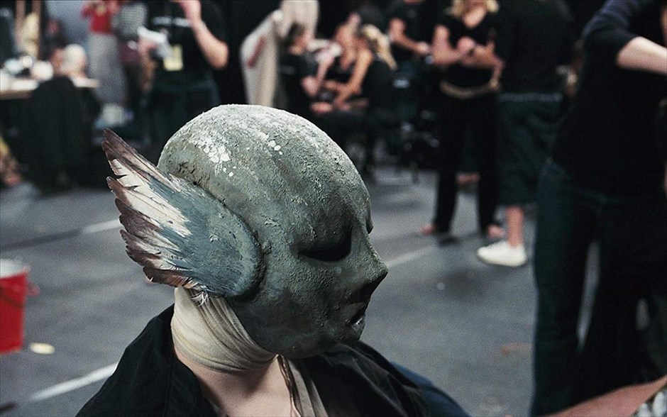 McQueen. Ντοκιμαντέρ των Ίαν Μπονοτέ και Πίτερ Ετεντγκουί για τον σχεδιαστή μόδας Αλεξάντερ ΜακΚουίν. Μέσα από αποκλειστικές&nbsp;συνεντεύξεις από τους πιο στενούς φίλους και την οικογένειά του, αποκατεστημένα αρχεία, εικόνες και μουσική, η ταινία αυτή είναι ένα αληθινό εγκώμιο&nbsp;και ένα συναρπαστικό πορτραίτο ενός εμπνευσμένου αλλά συνάμα βασανισμένου οραματιστή της μόδας.