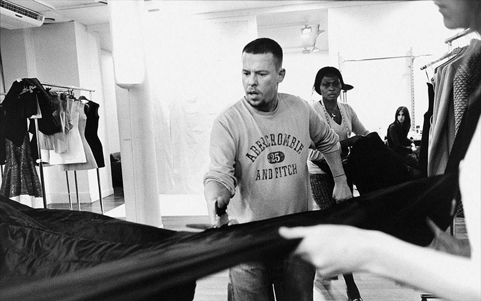McQueen. Ντοκιμαντέρ των Ίαν Μπονοτέ και Πίτερ Ετεντγκουί για τον σχεδιαστή μόδας Αλεξάντερ ΜακΚουίν. Μέσα από αποκλειστικές&nbsp;συνεντεύξεις από τους πιο στενούς φίλους και την οικογένειά του, αποκατεστημένα αρχεία, εικόνες και μουσική, η ταινία αυτή είναι ένα αληθινό εγκώμιο&nbsp;και ένα συναρπαστικό πορτραίτο ενός εμπνευσμένου αλλά συνάμα βασανισμένου οραματιστή της μόδας.