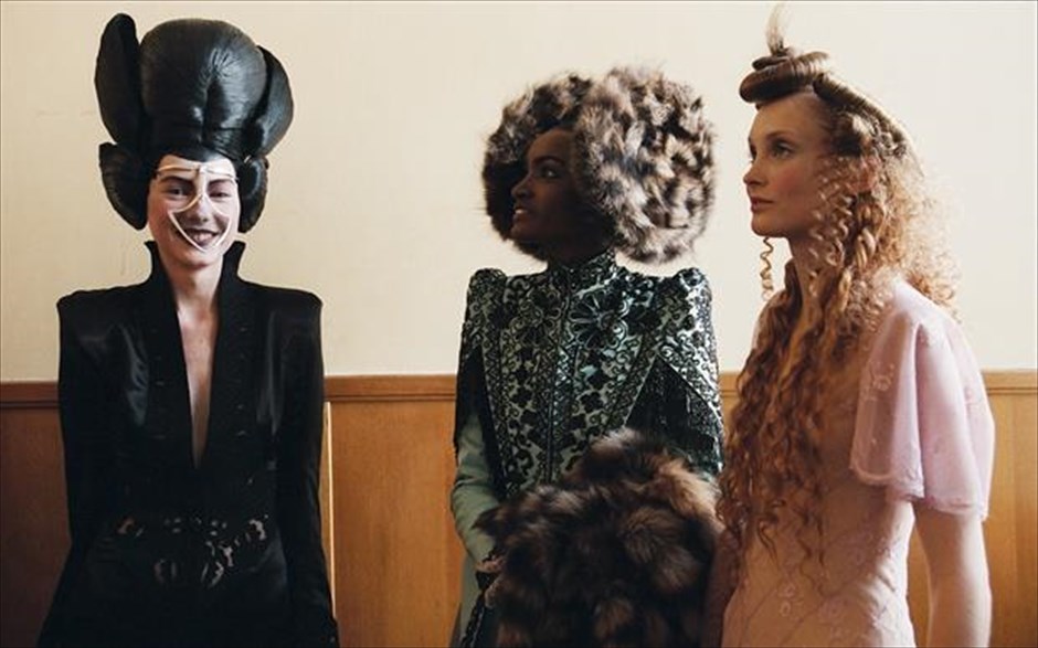 McQueen. Ντοκιμαντέρ των Ίαν Μπονοτέ και Πίτερ Ετεντγκουί για τον σχεδιαστή μόδας Αλεξάντερ ΜακΚουίν. Μέσα από αποκλειστικές&nbsp;συνεντεύξεις από τους πιο στενούς φίλους και την οικογένειά του, αποκατεστημένα αρχεία, εικόνες και μουσική, η ταινία αυτή είναι ένα αληθινό εγκώμιο&nbsp;και ένα συναρπαστικό πορτραίτο ενός εμπνευσμένου αλλά συνάμα βασανισμένου οραματιστή της μόδας.