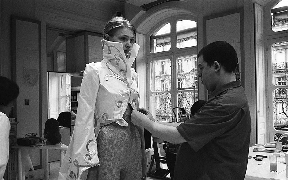 McQueen. Ντοκιμαντέρ των Ίαν Μπονοτέ και Πίτερ Ετεντγκουί για τον σχεδιαστή μόδας Αλεξάντερ ΜακΚουίν. Μέσα από αποκλειστικές&nbsp;συνεντεύξεις από τους πιο στενούς φίλους και την οικογένειά του, αποκατεστημένα αρχεία, εικόνες και μουσική, η ταινία αυτή είναι ένα αληθινό εγκώμιο&nbsp;και ένα συναρπαστικό πορτραίτο ενός εμπνευσμένου αλλά συνάμα βασανισμένου οραματιστή της μόδας.