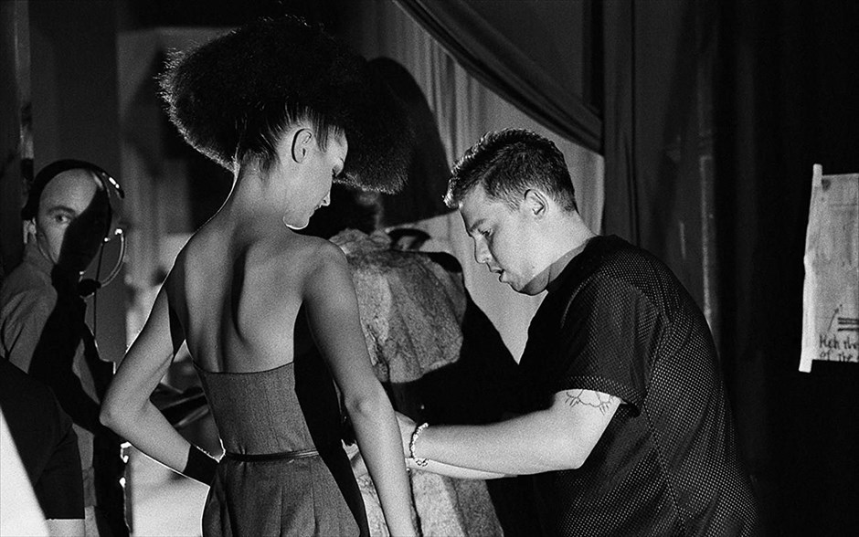 McQueen. Ντοκιμαντέρ των Ίαν Μπονοτέ και Πίτερ Ετεντγκουί για τον σχεδιαστή μόδας Αλεξάντερ ΜακΚουίν. Μέσα από αποκλειστικές&nbsp;συνεντεύξεις από τους πιο στενούς φίλους και την οικογένειά του, αποκατεστημένα αρχεία, εικόνες και μουσική, η ταινία αυτή είναι ένα αληθινό εγκώμιο&nbsp;και ένα συναρπαστικό πορτραίτο ενός εμπνευσμένου αλλά συνάμα βασανισμένου οραματιστή της μόδας.