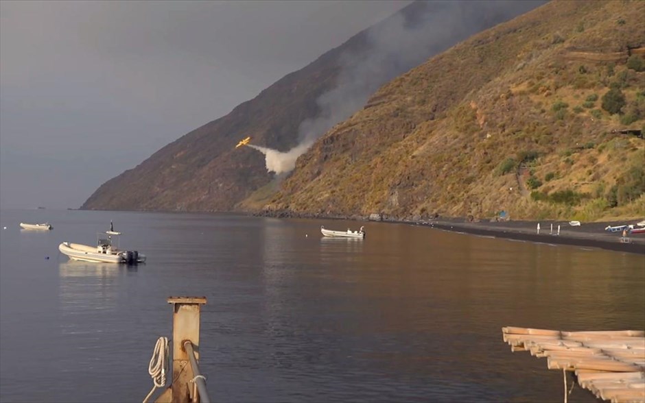 Μετά την έκρηξη. Αεροπλάνο ρίχνει νερό στο ηφαίστειο στο νησάκι Στρόμπολι της Ιταλίας. Το ηφαίστειο εξερράγη χθες σκοτώνοντας έναν άνθρωπο. 