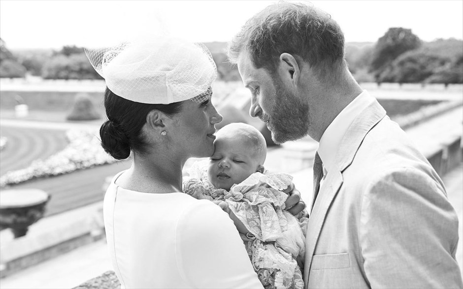 Πριγκιπικά βαφτίσια. Σε κλειστό κύκλο τελέστηκε χθες η βάφτιση του Άρτσι, του νεότερου μέλους της βρετανικής βασιλικής οικογένειας, όπως ανακοίνωσαν τα Ανάκτορα του Μπάκιγχαμ.&nbsp; Τη βάπτιση τέλεσε ο αρχιεπίσκοπος του Καντέρμπουρι στο ιδιωτικό παρεκκλήσι του Κάστρου του Γουίνδσορ, όπου είχε τελεστεί και ο γάμος των γονιών του Άρτσι, του πρίγκιπα Χάρι και της δούκισσας του Σάσεξ Μέγκαν Μαρκλ.