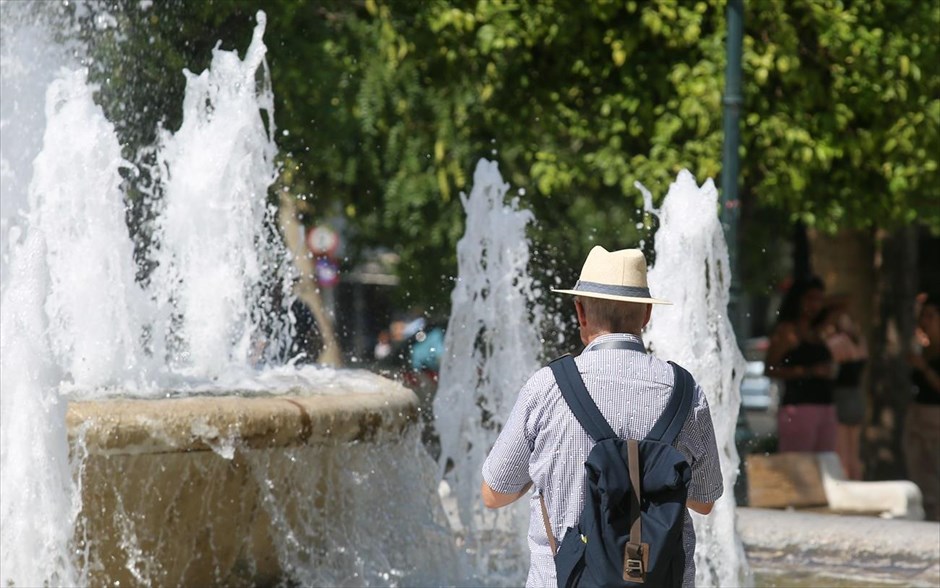 Καύσωνα συνέχεια. Ο καύσωνας συνεχίζει και οι υψηλές θερμοκρασίες διατηρούνται. Από αύριο, σύμφωνα με την πρόγνωση,&nbsp;αναμένεται μικρή πτώση της θερμοκρασίας αλλά και επικίνδυνα καιρικά φαινόμενα μέσα στο επόμενο 48ωρο.