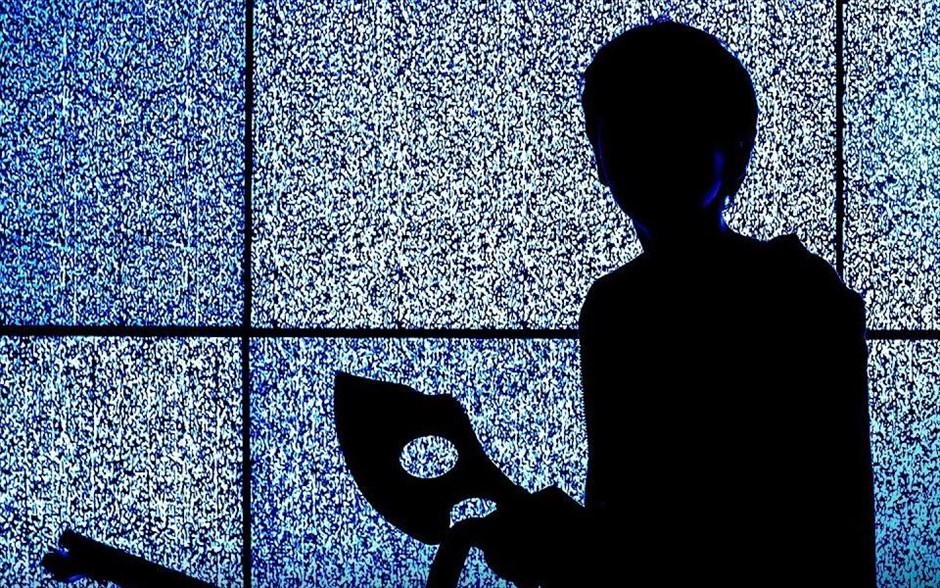 «Η Κούκλα του Σατανά». Στη νέα ταινία του Λαρς Κλέβμπεργκ, ο Τσάκι ζωντανεύει ξανά. Όλα ξεκινούν όταν η Κάρεν, μια νεαρή μητέρα,&nbsp;δωρίζει στον γιο της Άντι μια κούκλα, μη γνωρίζοντας την απειλητική και δολοφονική φύση που κρύβεται μέσα της. H αιμοδιψής κούκλα, που πλέον διαθέτει τεχνητή νοημοσύνη, επιστρέφει για να σκορπίσει τον τρόμο και τον θάνατο, στοιχειώνοντας σκέψεις, ψυχές και παιχνίδια.