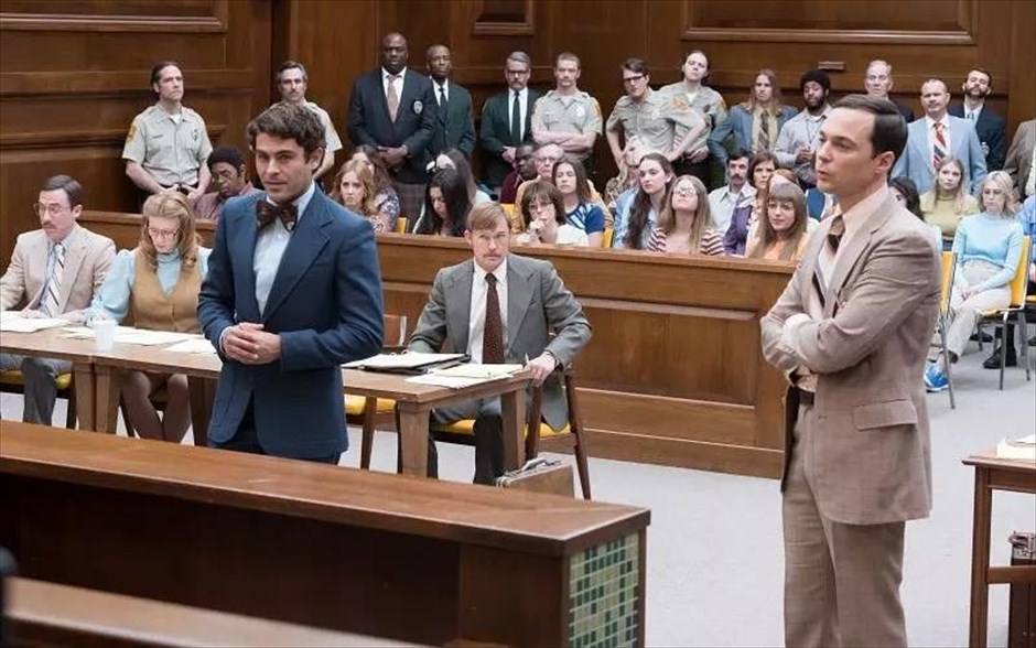 «Τεντ Μπάντι, Ένας Γοητευτικός Δολοφόνος». Ο Τζο Μπέρλιντζερ σκηνοθετεί τη βιογραφία του πιο διαβόητου κατά συρροή δολοφόνου της δεκαετίας του ’70, μέσα από τα μάτια της αληθινής συντρόφου του, Ελίζαμπεθ Κένταλ, με τον Ζακ Έφρον στον πρωταγωνιστικό ρόλο.