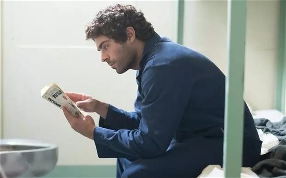 «Τεντ Μπάντι, Ένας Γοητευτικός Δολοφόνος». Ο Τζο Μπέρλιντζερ σκηνοθετεί τη βιογραφία του πιο διαβόητου κατά συρροή δολοφόνου της δεκαετίας του ’70, μέσα από τα μάτια της αληθινής συντρόφου του, Ελίζαμπεθ Κένταλ, με τον Ζακ Έφρον στον πρωταγωνιστικό ρόλο.