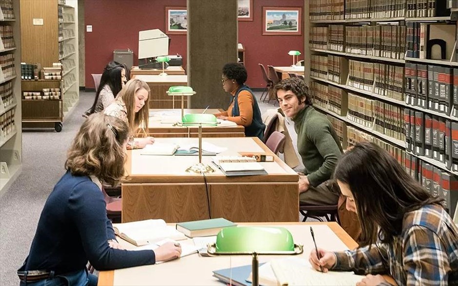 «Τεντ Μπάντι, Ένας Γοητευτικός Δολοφόνος». Ο Τζο Μπέρλιντζερ σκηνοθετεί τη βιογραφία του πιο διαβόητου κατά συρροή δολοφόνου της δεκαετίας του ’70, μέσα από τα μάτια της αληθινής συντρόφου του, Ελίζαμπεθ Κένταλ, με τον Ζακ Έφρον στον πρωταγωνιστικό ρόλο.