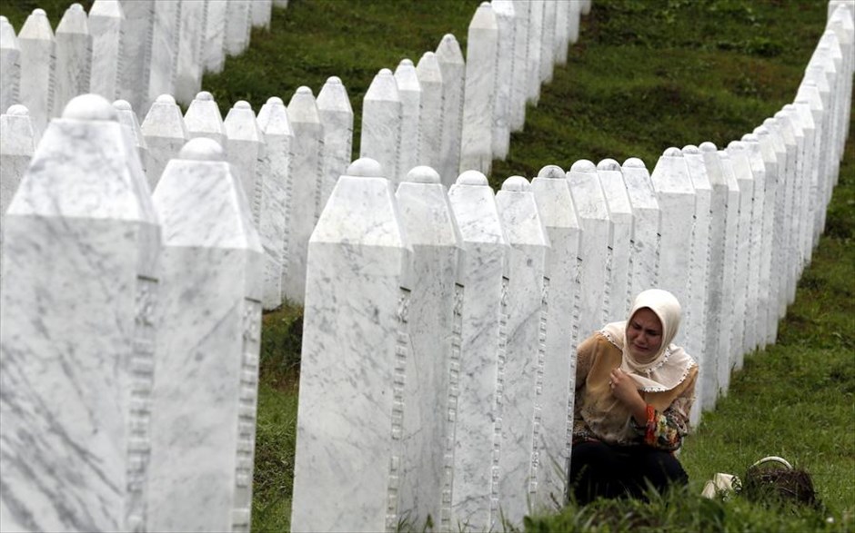 24 χρόνια από τη σφαγή της Σρεμπρένιτσα. Μία μουσουλμάνα Βόσνια θρηνεί στο&nbsp;μνημείο&nbsp;του&nbsp;Ποτοκάρι&nbsp;στην Ανατολική Βοσνία. Η χώρα τιμά σήμερα την&nbsp;24η επέτειο από τη σφαγή περίπου 8.000 μουσουλμάνων ανδρών και αγοριών στη Σρεμπρένιτσα.&nbsp; Τον Ιούλιο του 1995, αν και η περιοχή είχε κηρυχθεί «προστατευόμενη ζώνη» από τον ΟΗΕ, περίπου 8.000 μουσουλμάνοι, άνδρες και αγόρια, δολοφονήθηκαν στη Σρεμπρένιτσα από τις σερβοβοσνιακές δυνάμεις. Από τον πόλεμο στη Βοσνία (1992-1995) σκοτώθηκαν 100.000 άνθρωποι και περίπου 2 εκατομμύρια αναγκάστηκαν να εγκαταλείψουν τις εστίες τους.