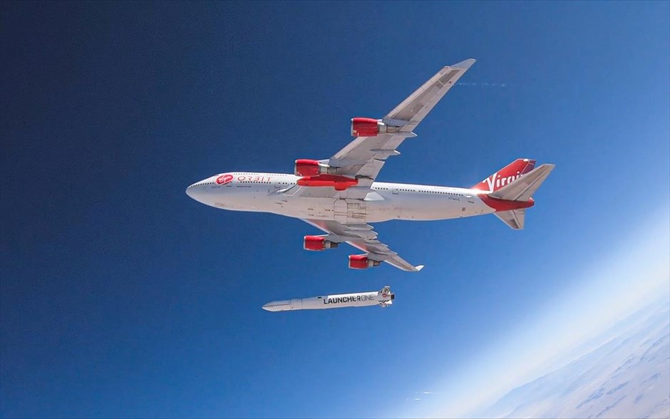 Virgin Orbit: Ένα βήμα πιο κοντά στην εκτόξευση δορυφόρων από 747. H Virgin Orbit,&nbsp;«αδελφή» εταιρεία της&nbsp;Virgin Galactic&nbsp;του Σερ Ρίτσαρντ Μπράνσον, πραγματοποίησε επιτυχώς μια δοκιμή ρίψης πυραύλου για εκτόξευση δορυφόρων στους ουρανούς πάνω από την Καλιφόρνια την Τετάρτη, σε ένα σημαντικό βήμα προς την κατεύθυνση της εκτόξευσης δορυφόρων σε τροχιά με πυραύλους από αεροπλάνα.