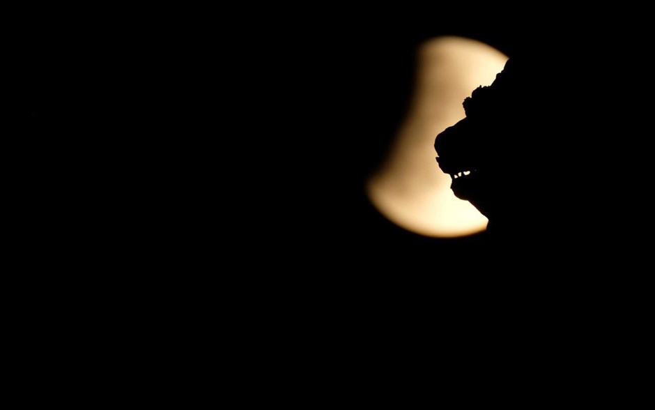 Βενετσιάνικη έκλειψη. Η μερική έκλειψη σελήνης, όπως διακρίνεται πίσω από τον Λέοντα της Βενετίας, στην Πλατεία του Αγίου Μάρκου.
