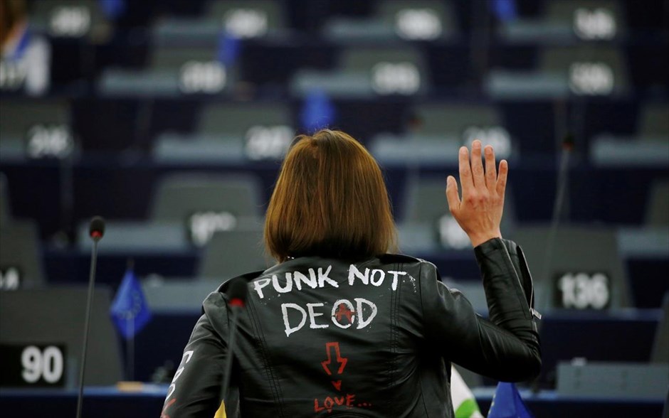 Ακολουθεί μουσικό μήνυμα. Η Ουγγαρέζα Ευρωβουλευτής Livia Jaroka, παρίσταται στο Ευρωκοινοβούλιο σε συζήτηση για το πρόγραμμα της φινλανδικής προεδρίας, με αρκετά... πανκ διάθεση.